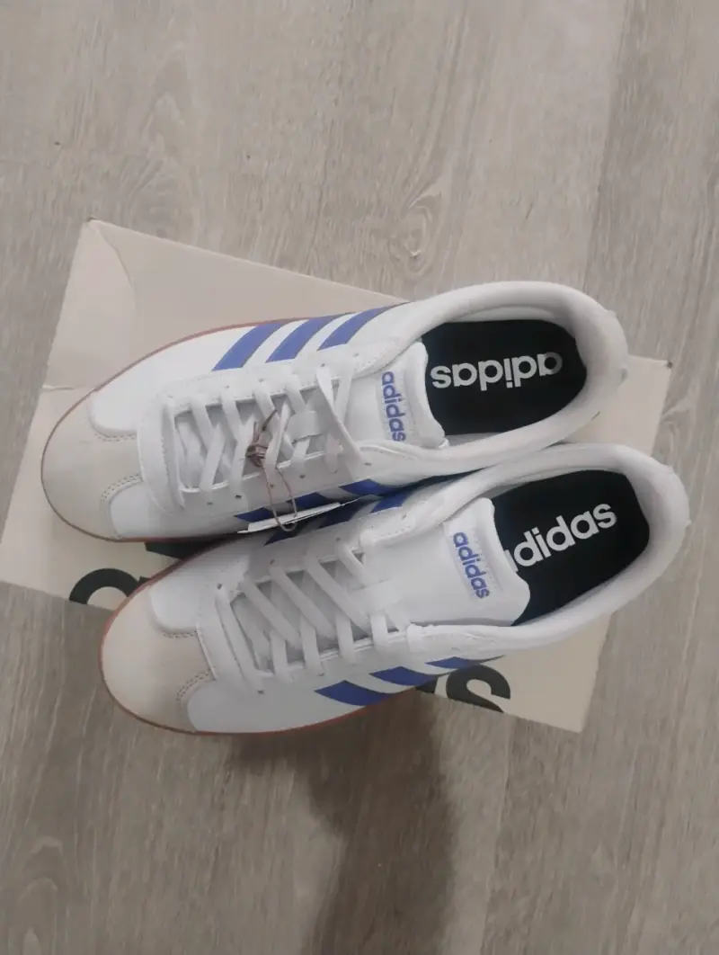 Zapatillas deportivas Adidas blancas con franjas azules - 2