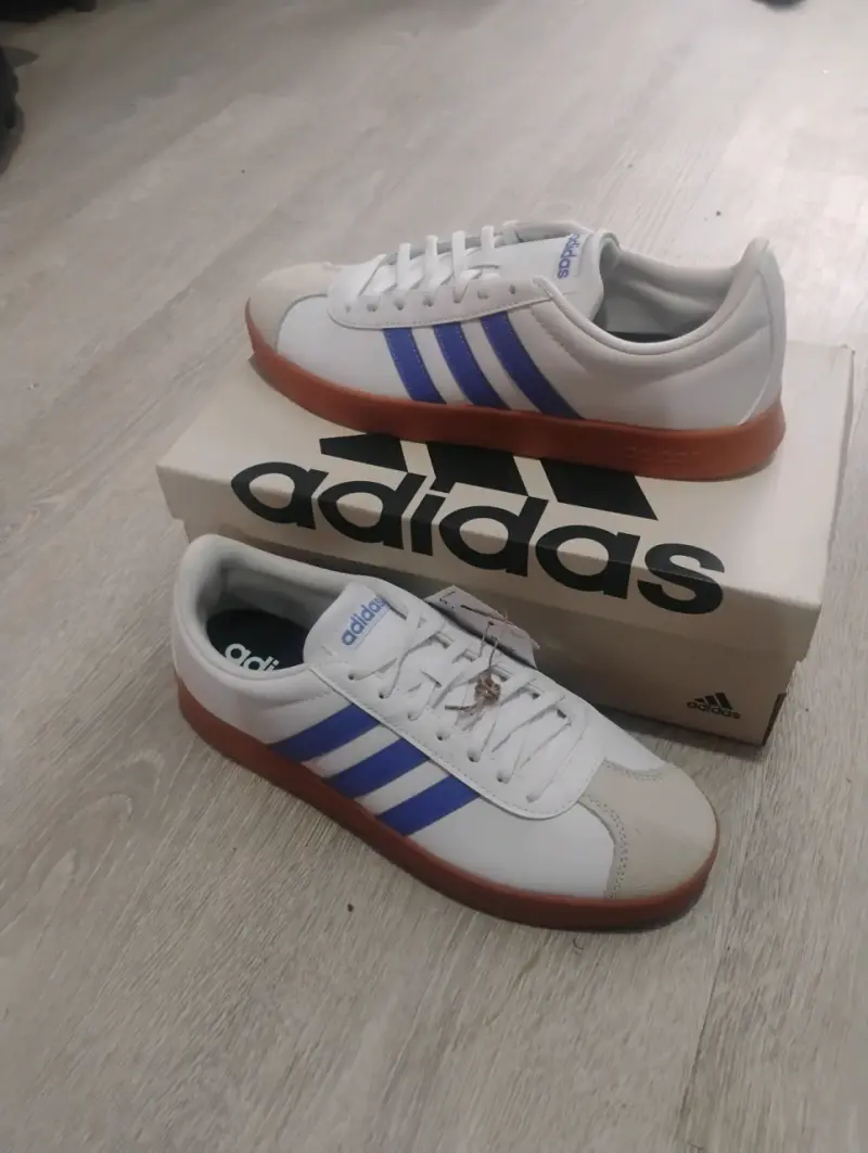 Zapatillas deportivas Adidas blancas con franjas azules - 3