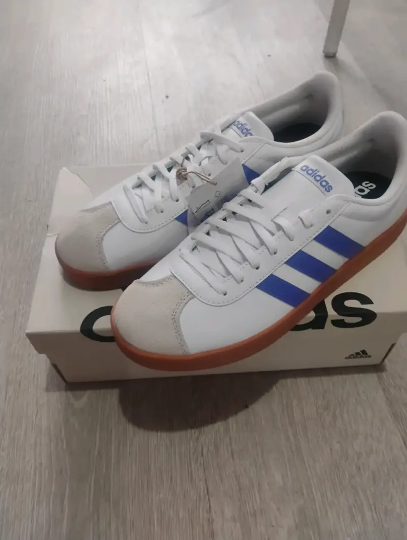 Zapatillas deportivas Adidas blancas con franjas azules - 5