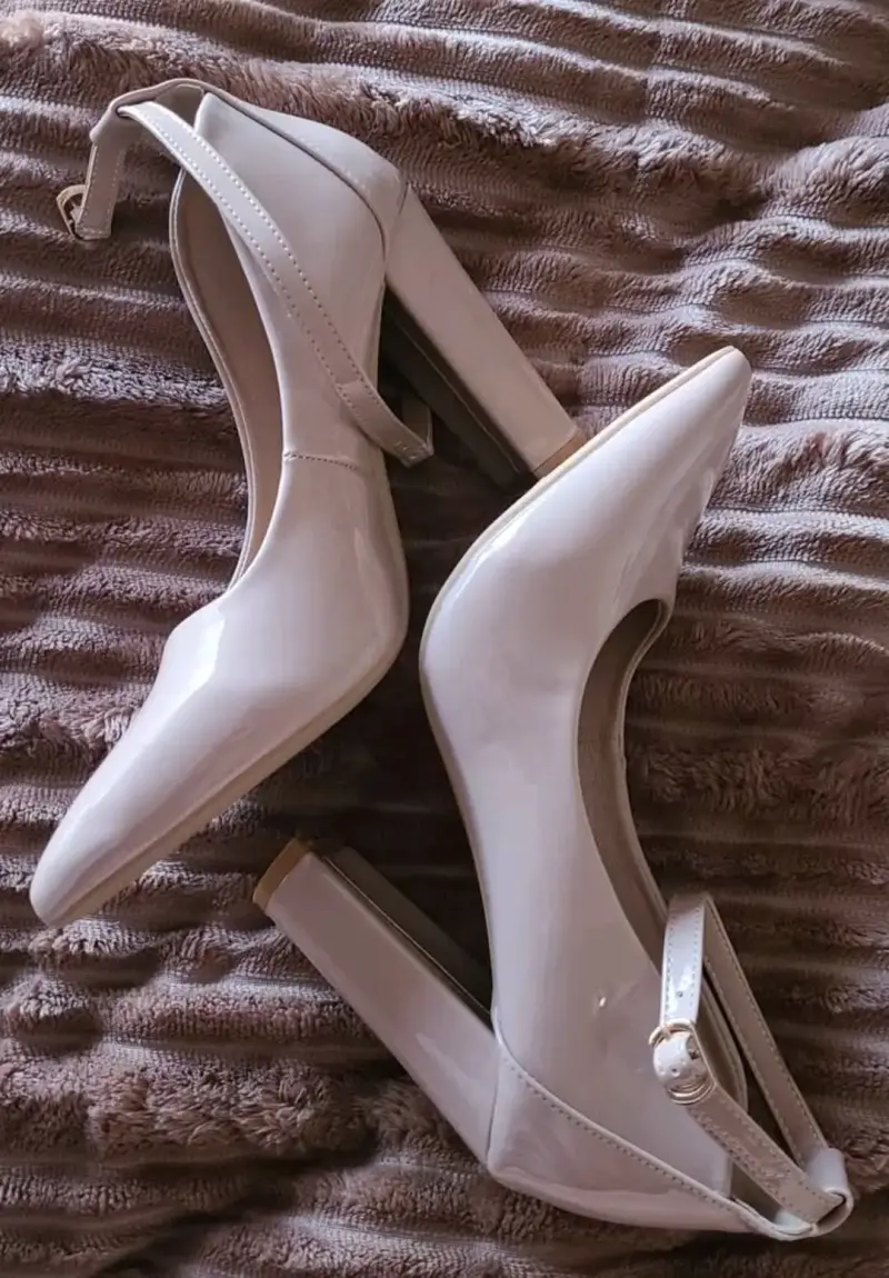 Zapatos de tacón alto beige con correa - 1