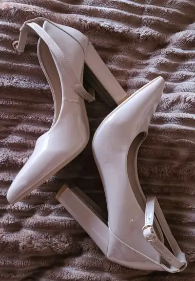 Zapatos de tacón alto beige con correa - miniatura 1