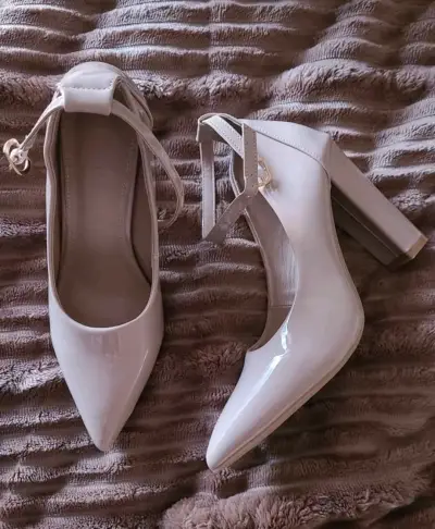 Zapatos de tacón alto beige con correa - miniatura 2