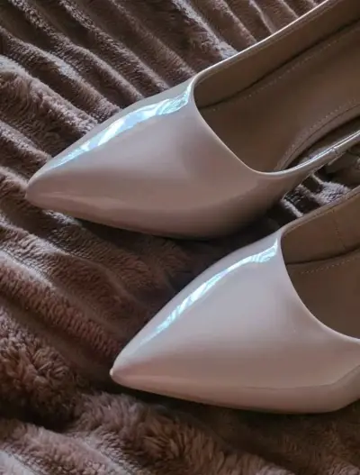 Zapatos de tacón alto beige con correa - miniatura 4