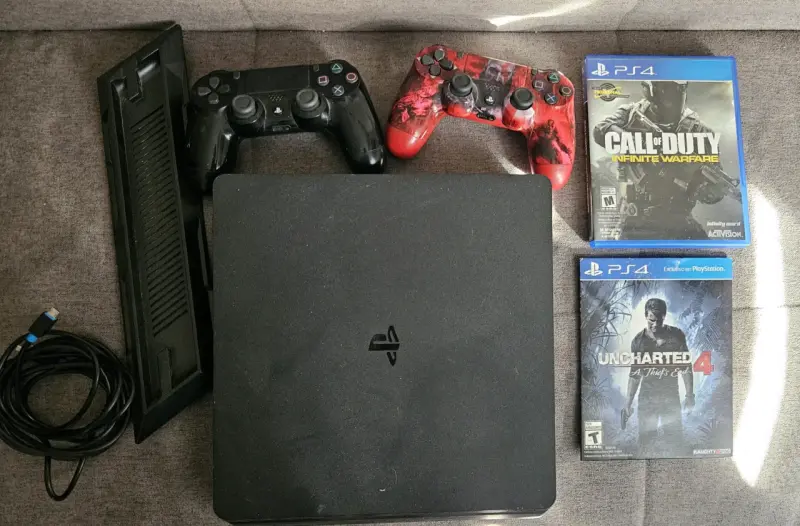 Consola PS4 con dos controles y juegos incluidos - 1