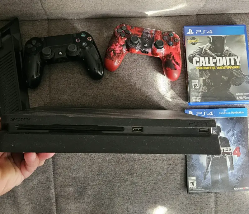 Consola PS4 con dos controles y juegos incluidos - 2