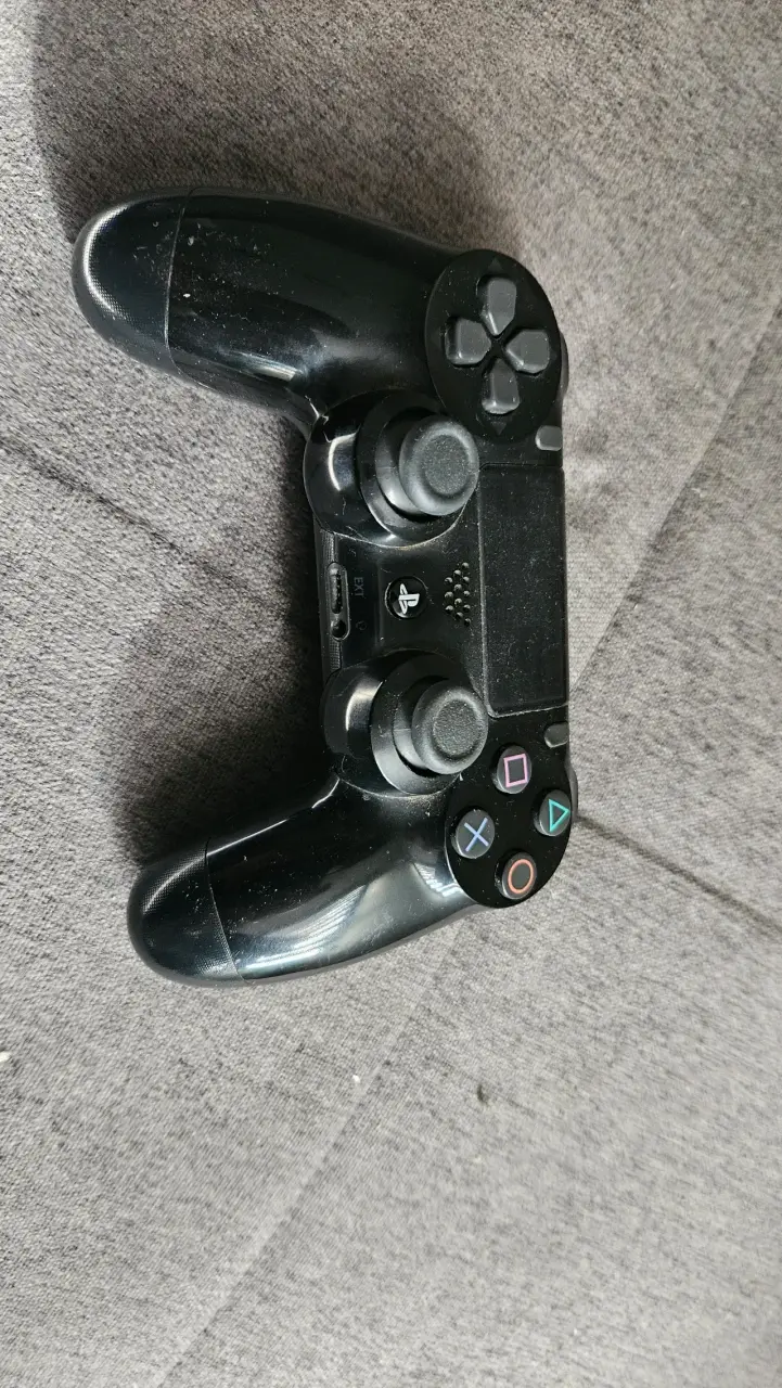 Consola PS4 con dos controles y juegos incluidos - 3