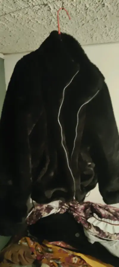 Chaqueta de piel sintética negra con cierre - miniatura 1
