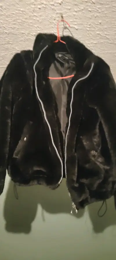 Chaqueta de piel sintética negra con cierre - miniatura 2