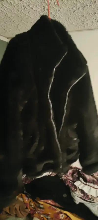 Chaqueta de piel sintética negra con cierre - miniatura 4