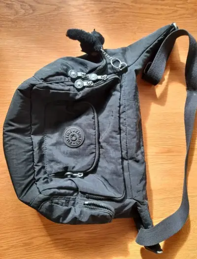 Mochila bandolera negra con múltiples bolsillos - miniatura 1