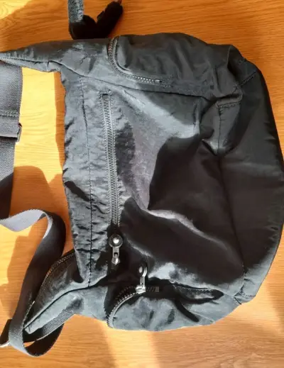 Mochila bandolera negra con múltiples bolsillos - miniatura 2