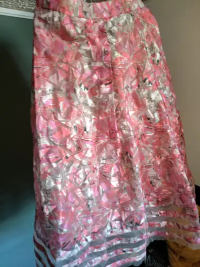 Falda larga estampada en tonos rosados y plateados - miniatura 1