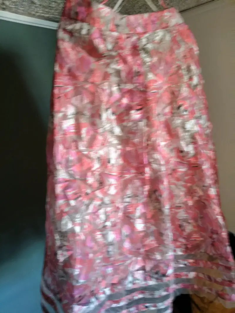 Falda larga estampada en tonos rosados y plateados - 2
