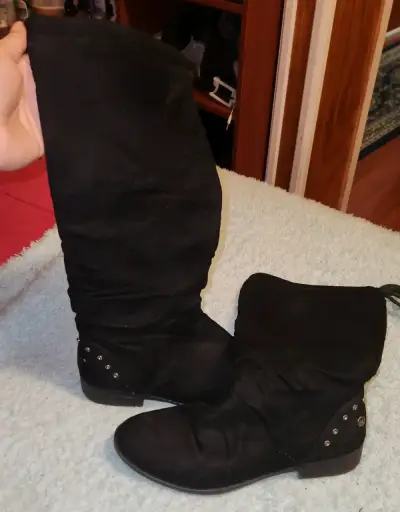 Botas negras altas con detalles metálicos - miniatura 1