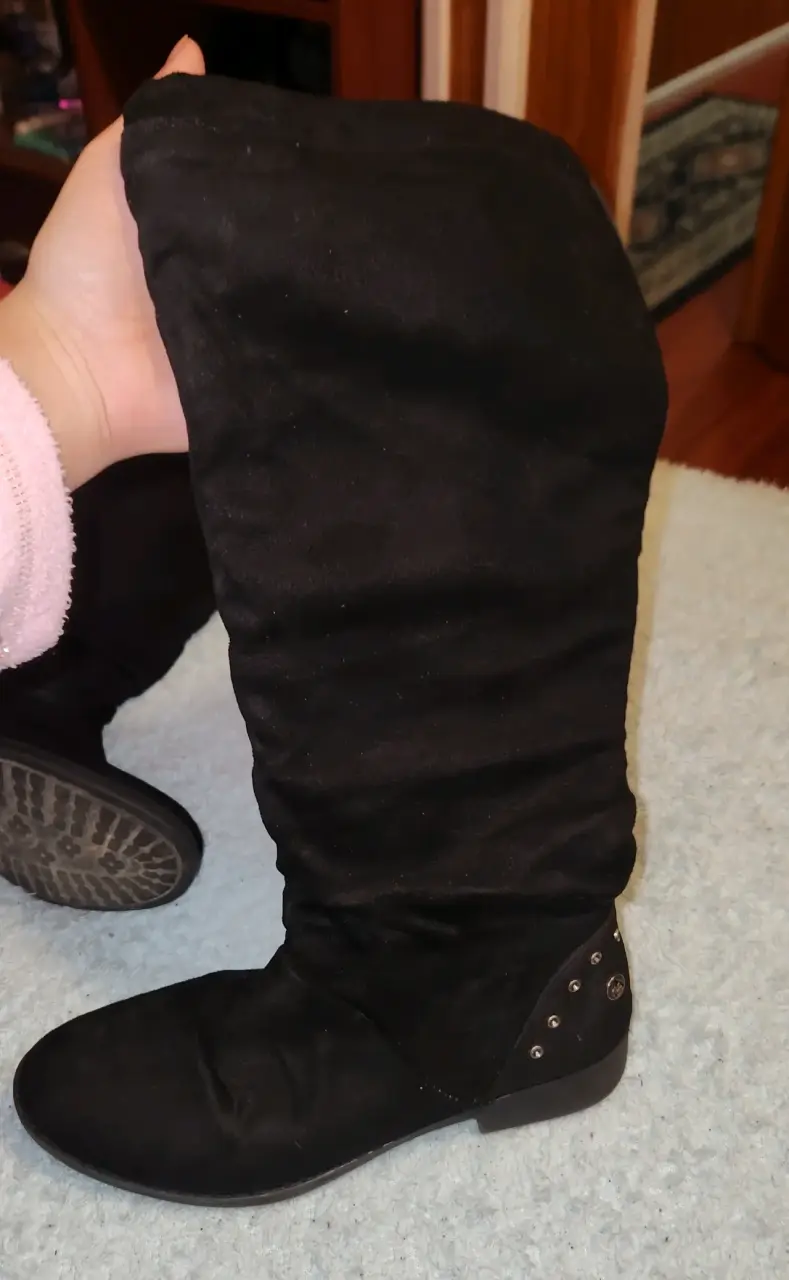 Botas negras altas con detalles metálicos - 2