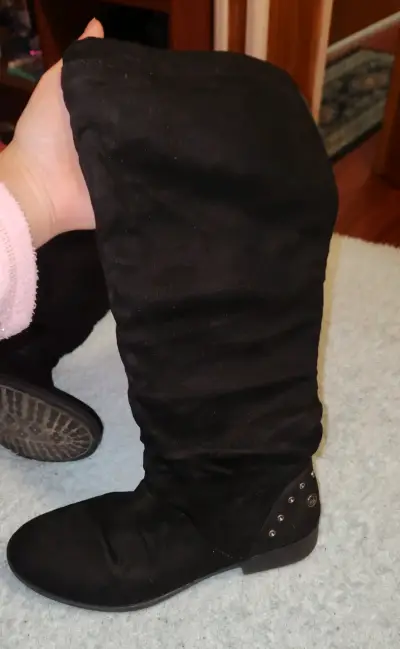 Botas negras altas con detalles metálicos - miniatura 2