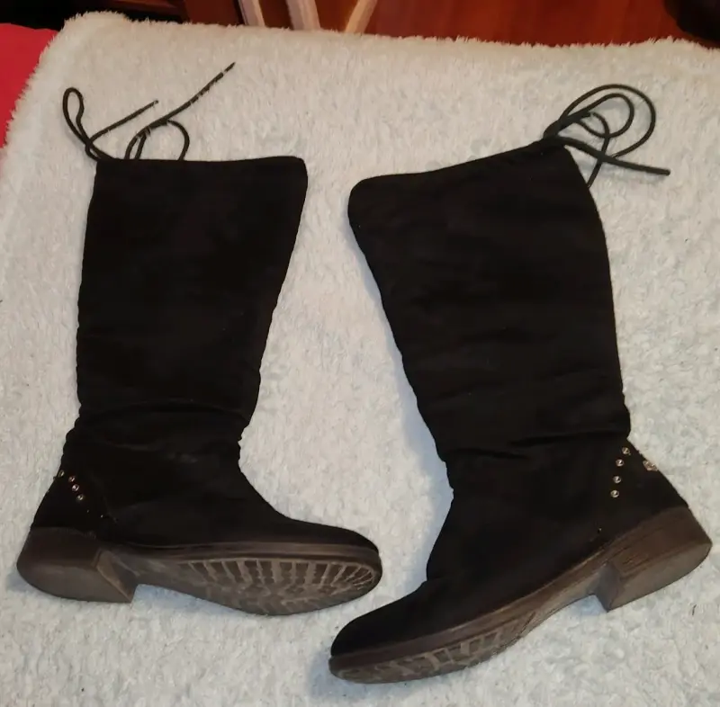 Botas negras altas con detalles metálicos - 3