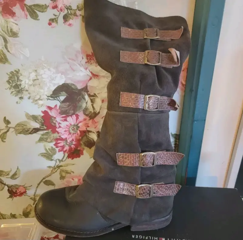 Botas de cuero con hebillas decorativas