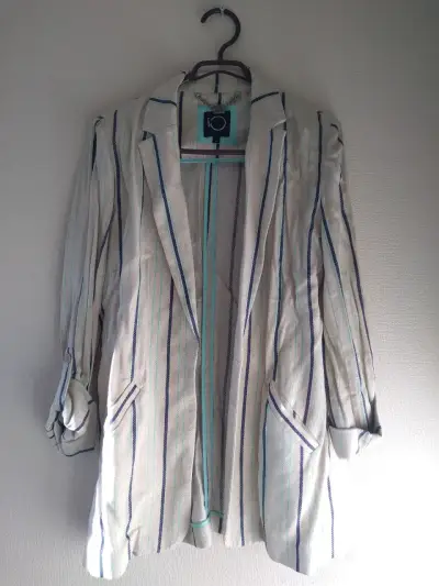 Blazer de rayas para mujer en tonos claros - miniatura 1