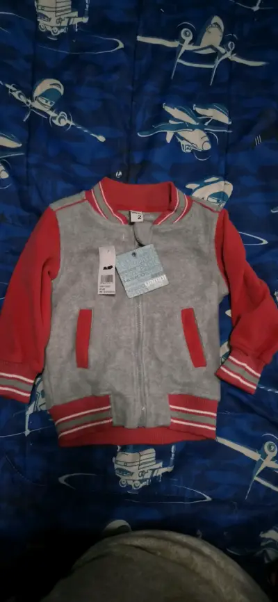 Varias chaquetas de niño - miniatura 1