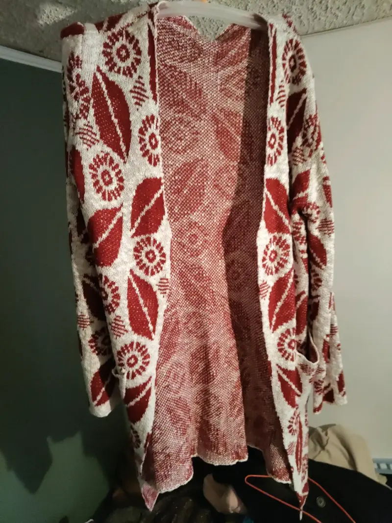 Cárdigan tejido burdeo y blanco con diseño floral
