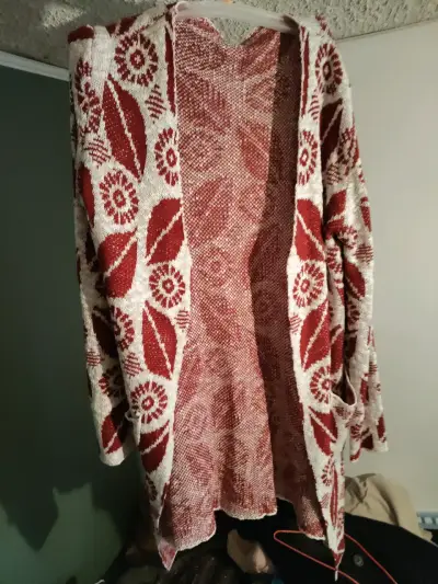 Cárdigan tejido burdeo y blanco con diseño floral - miniatura 1