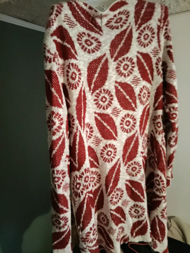 Cárdigan tejido burdeo y blanco con diseño floral - 4