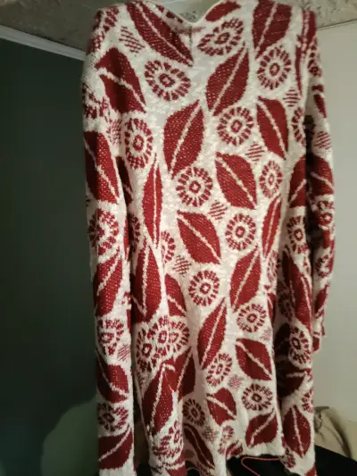 Cárdigan tejido burdeo y blanco con diseño floral - miniatura 4