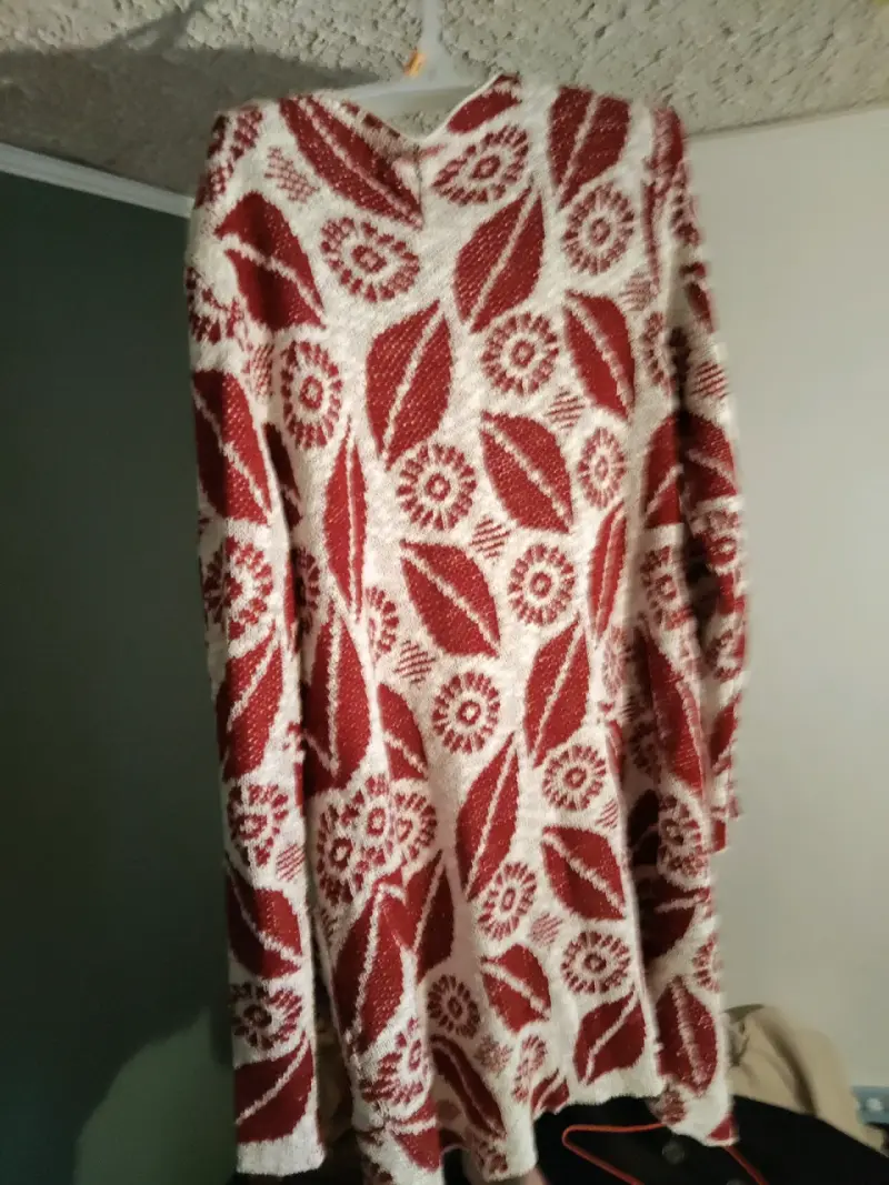 Cárdigan tejido burdeo y blanco con diseño floral - 5