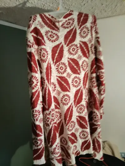 Cárdigan tejido burdeo y blanco con diseño floral - miniatura 5