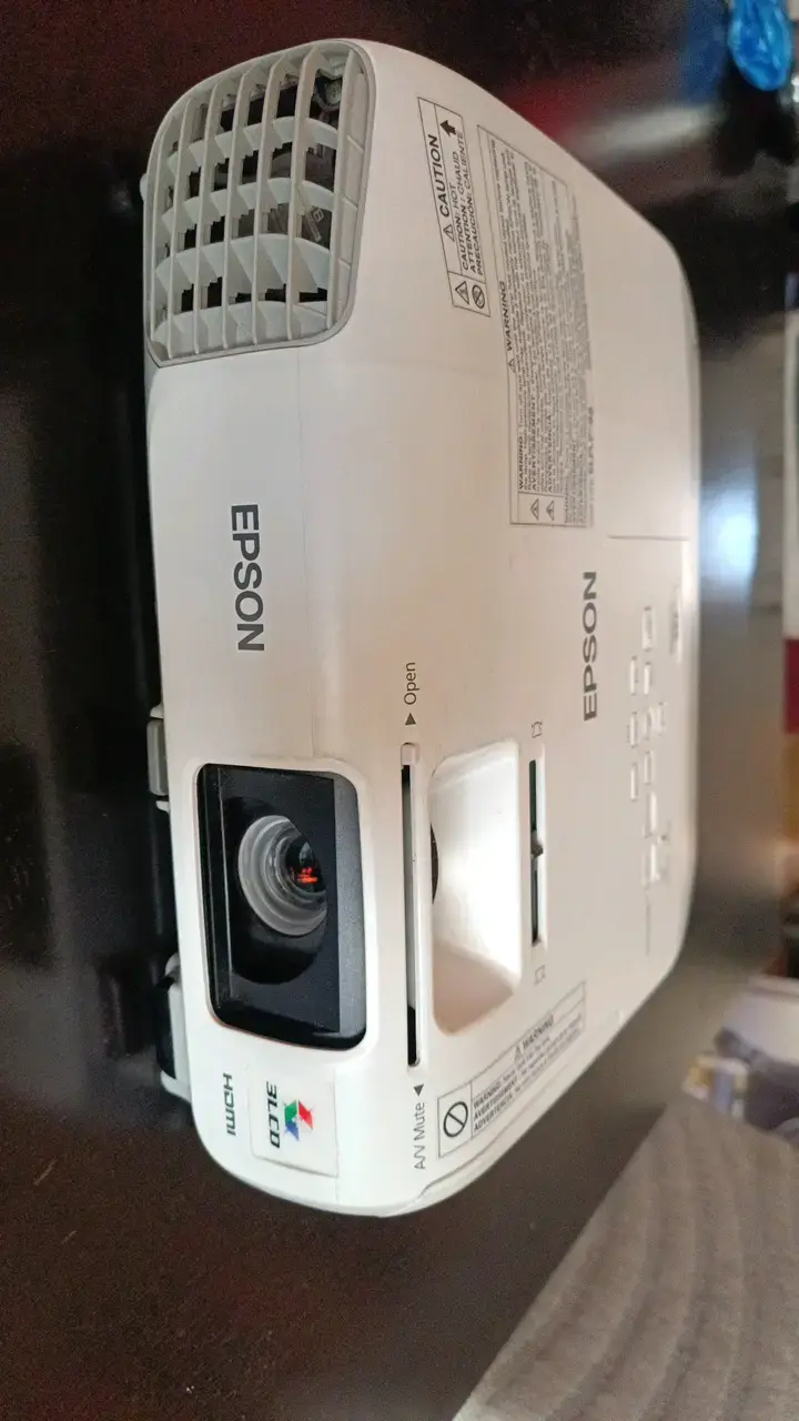 Proyector Epson PowerLite S27 con HDMI - 2