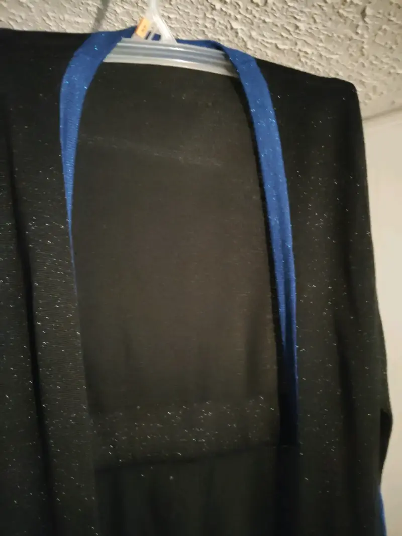 Tapado largo negro con detalles brillantes