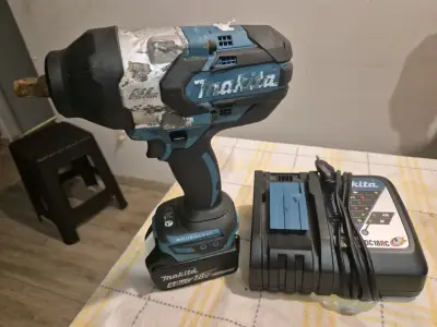 Llave de impacto Makita 18V con cargador - miniatura 1