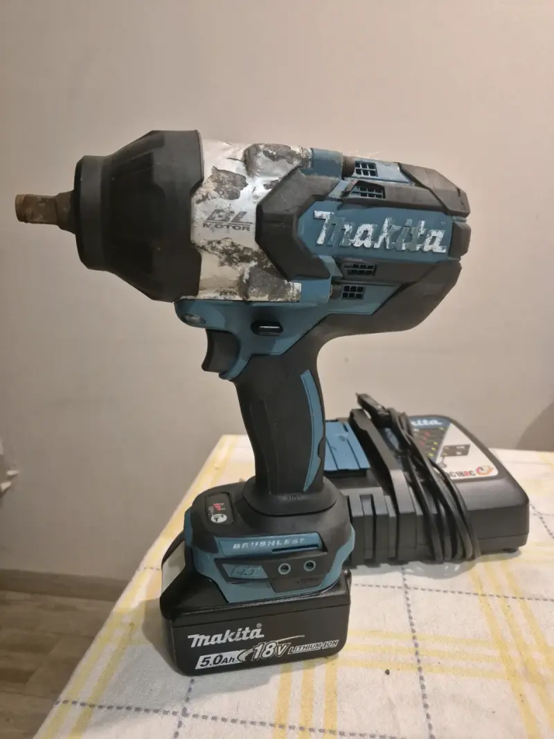 Llave de impacto Makita 18V con cargador - 2