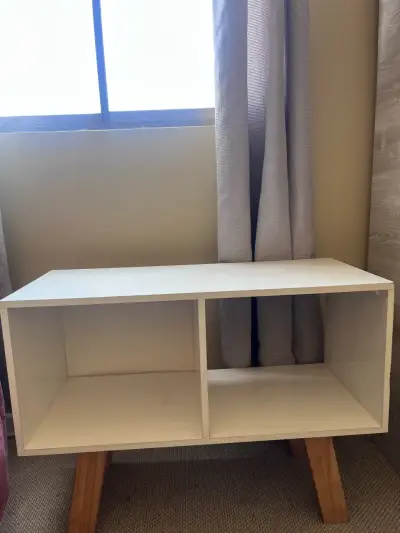 Rack blanco con patas de madera - miniatura 1