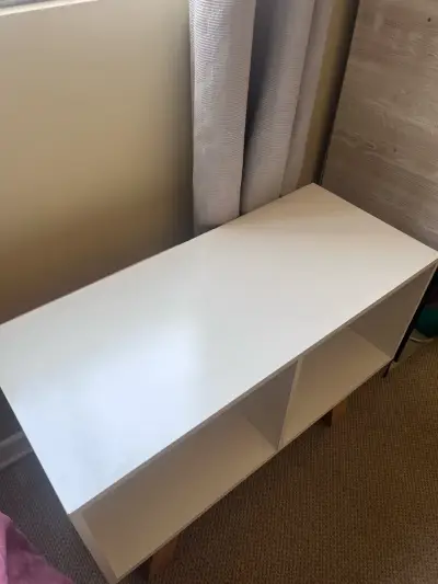 Rack blanco con patas de madera - miniatura 2