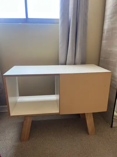 Rack blanco con patas de madera - miniatura 3