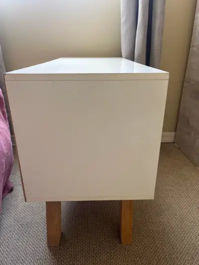 Rack blanco con patas de madera - miniatura 4