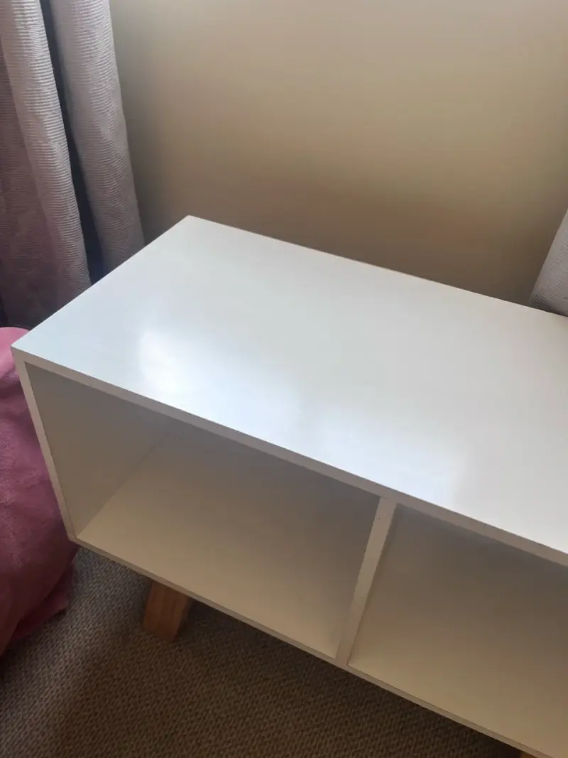 Rack blanco con patas de madera - 5