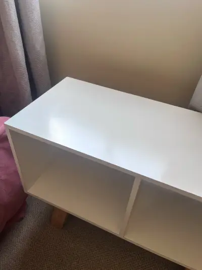 Rack blanco con patas de madera - miniatura 5