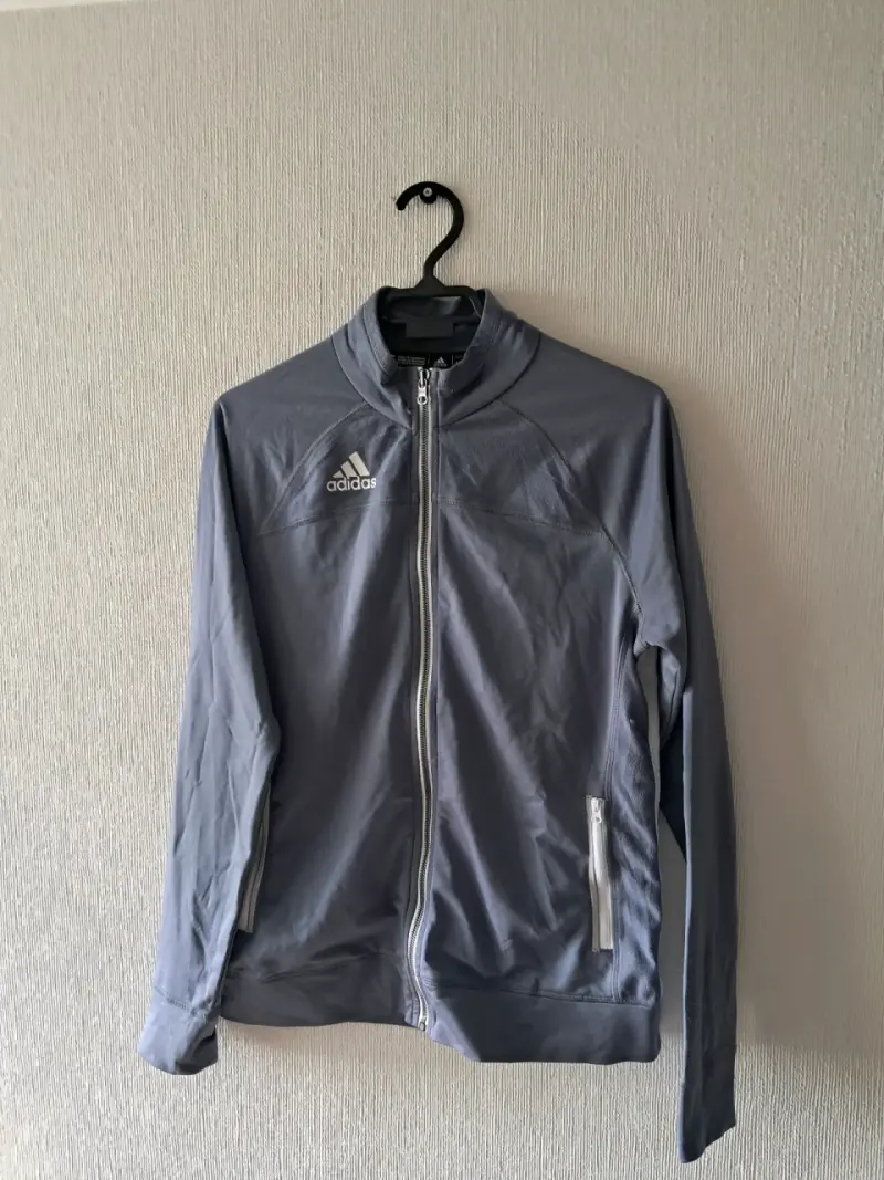 Chaqueta deportiva gris Adidas para hombre