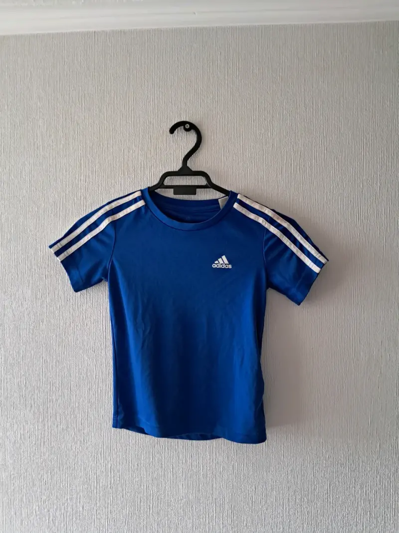 Polera deportiva azul Adidas para niño