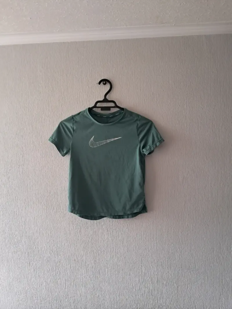 Polera deportiva Nike verde unisex