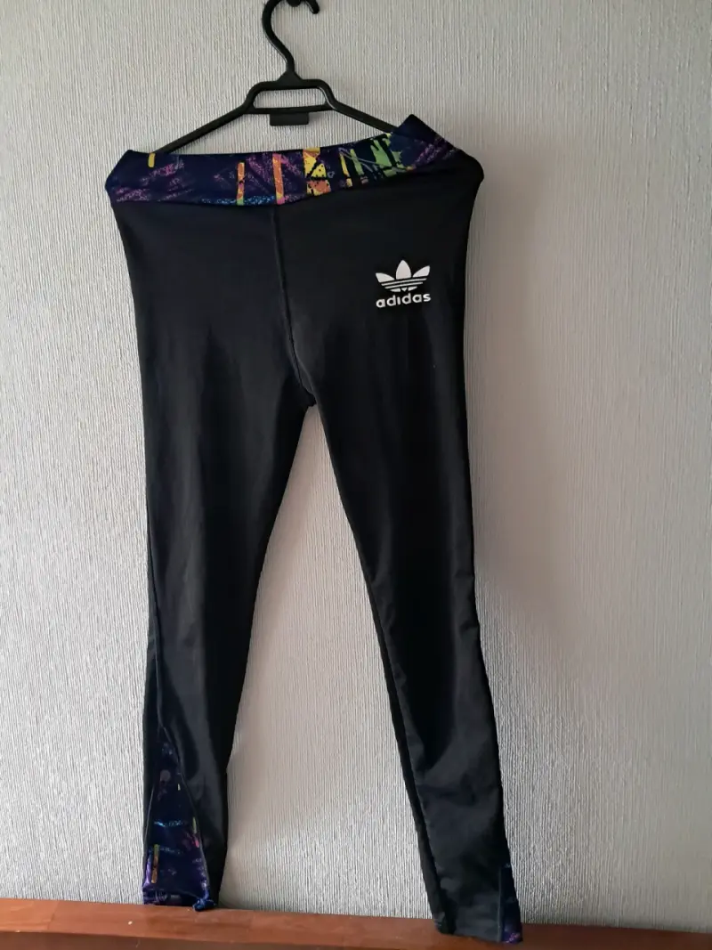 Leggings deportivos negros Adidas con diseño colorido