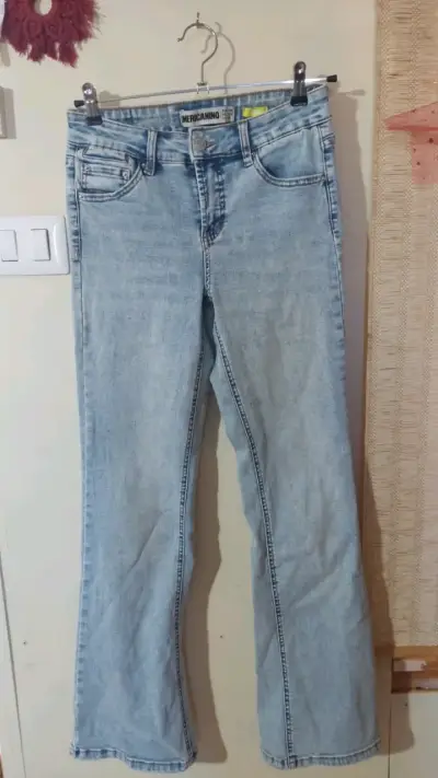 Jeans de mezclilla azul claro para mujer - miniatura 1