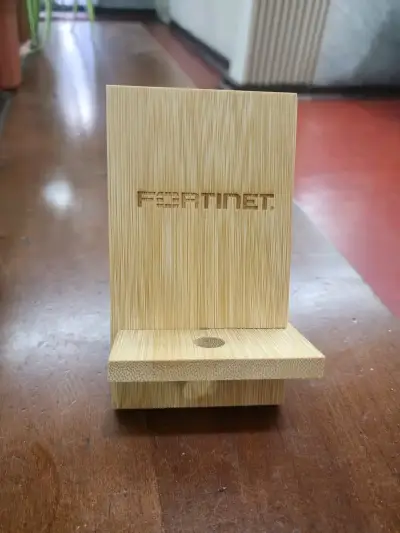Soporte de madera para celular - miniatura 1