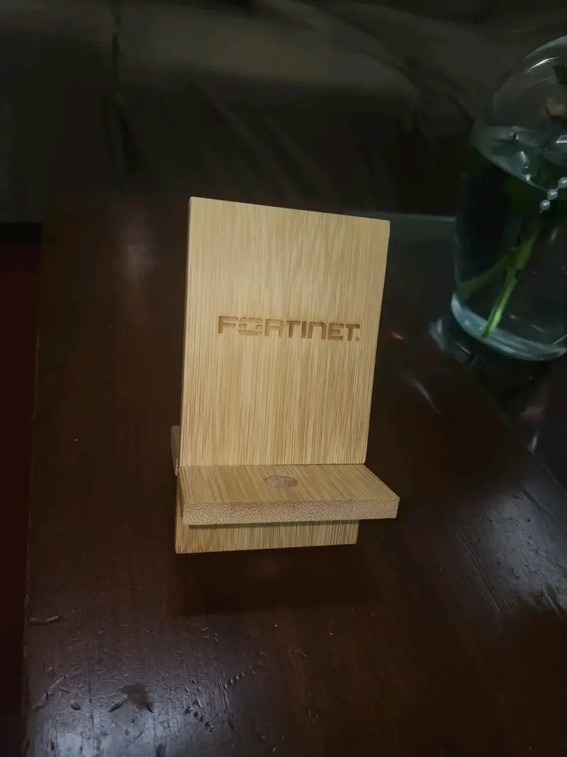 Soporte de madera para celular - 2