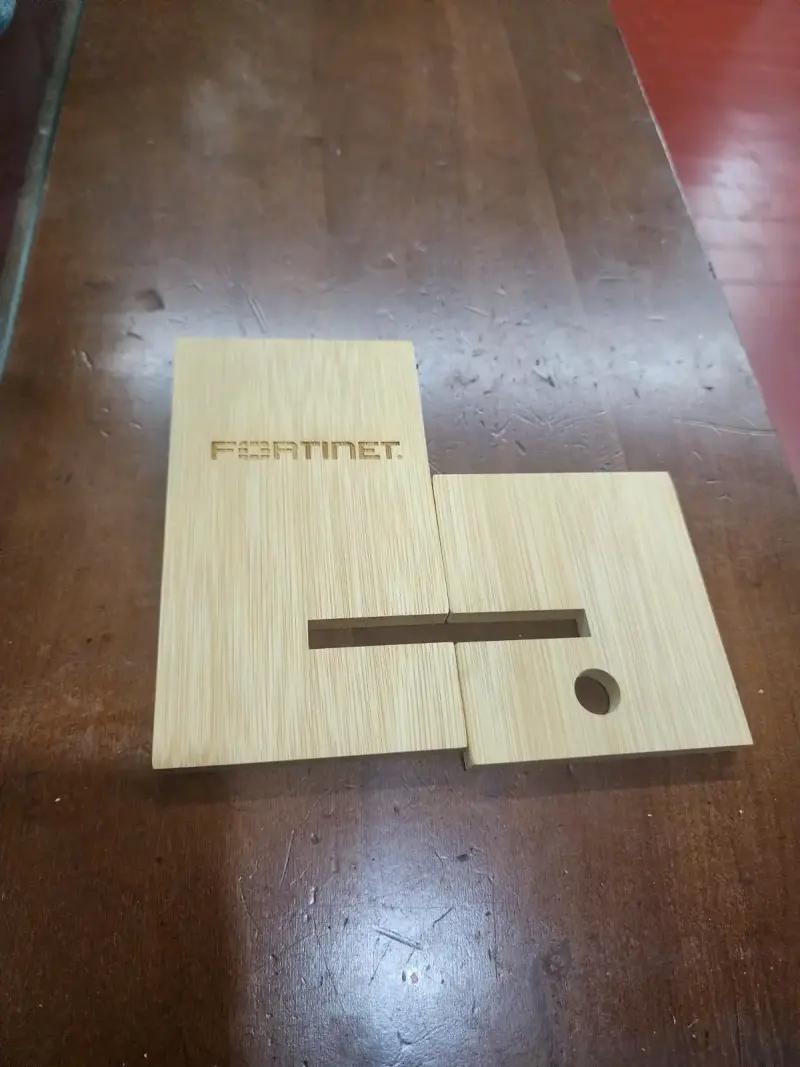 Soporte de madera para celular - 4