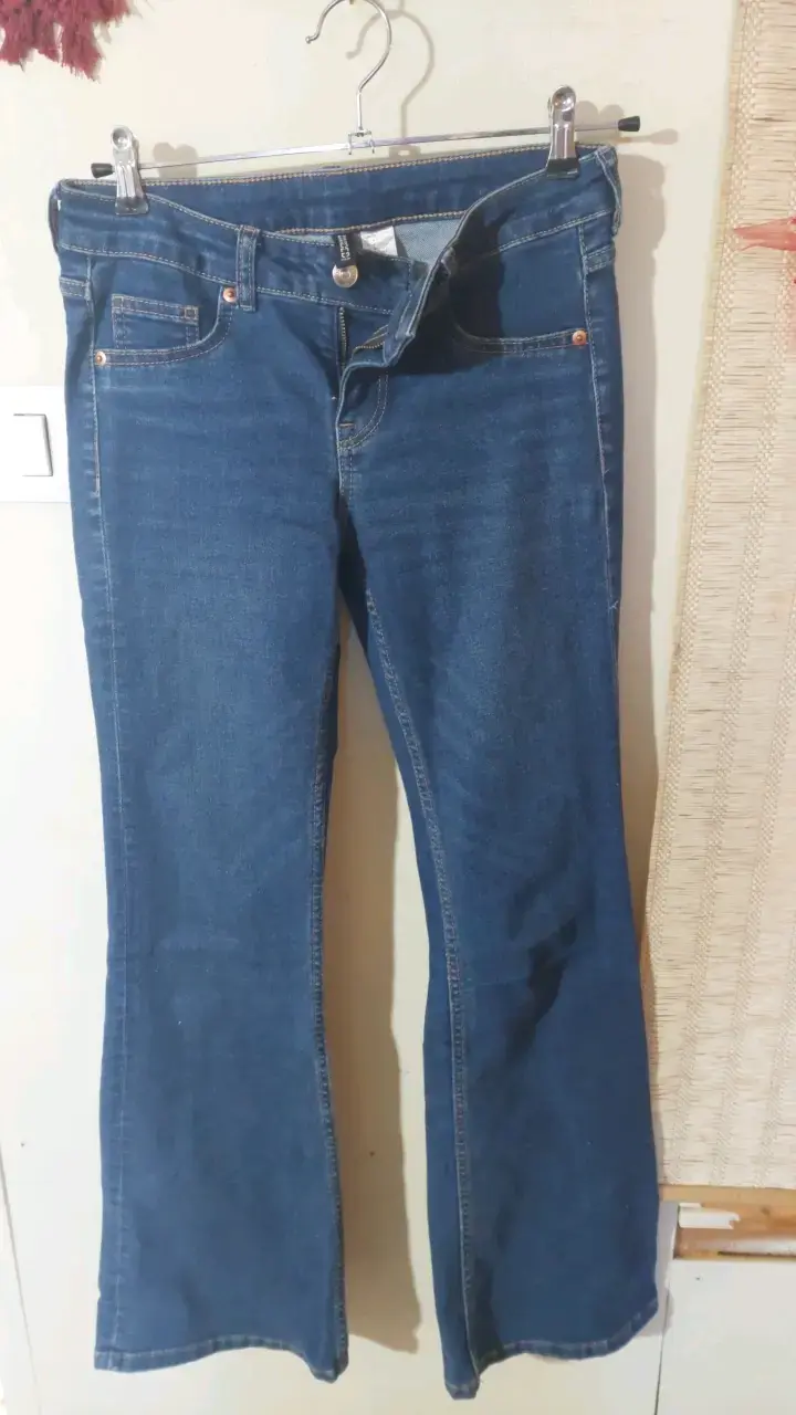 Jeans acampanados azul oscuro H&M para mujer - 1