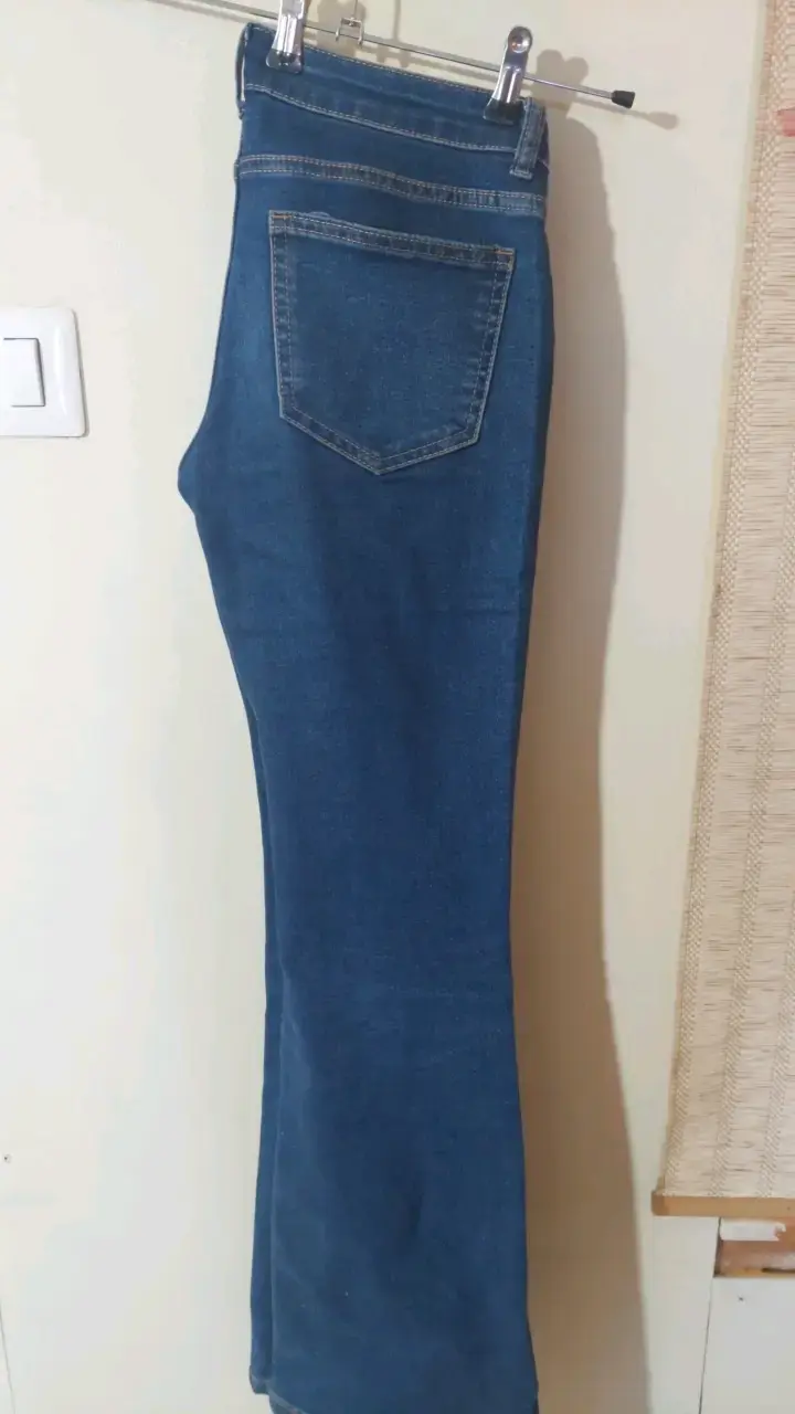 Jeans acampanados azul oscuro H&M para mujer - 2